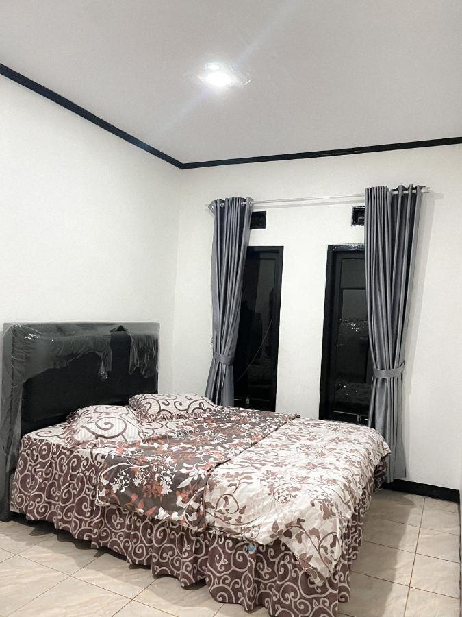 Sindang Restu Sr Cisarua 4br 20 Pax Villa Puncak
