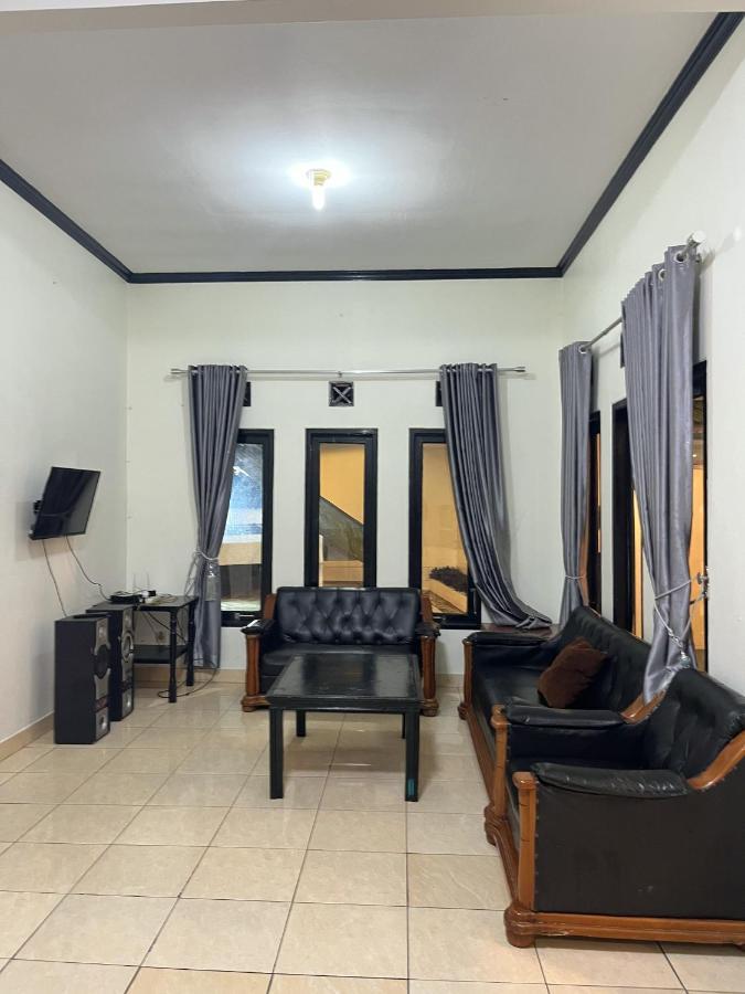 Villa Sindang Restu Sr Cisarua 4br 20 Pax Puncak